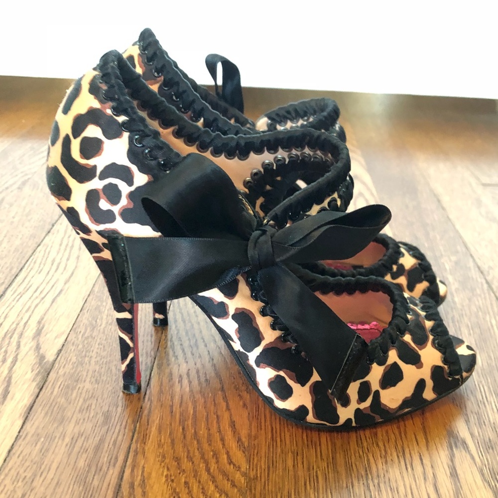 Betsey Johnson Leopard/ Pink Bow Tie Heels, Size 7